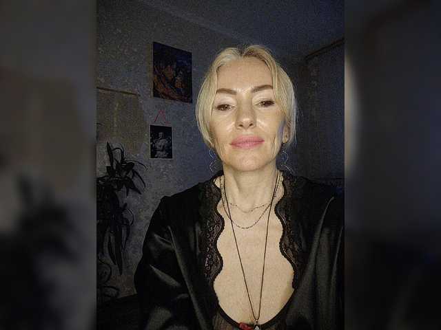 White00Pearl's BongaCams show and profile