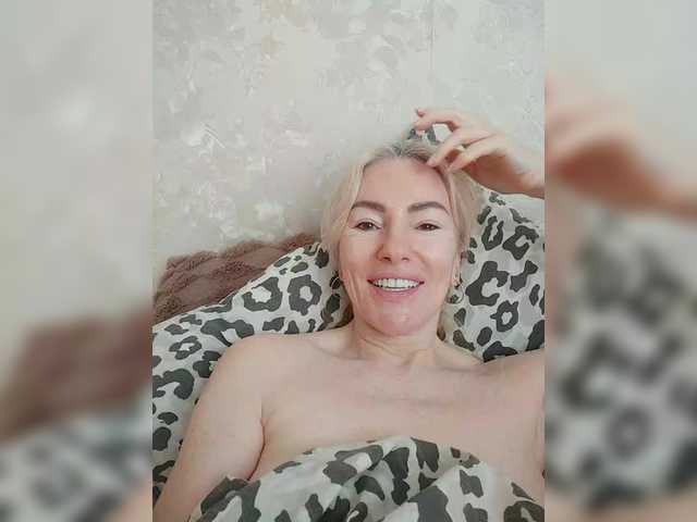 White00Pearl's BongaCams show and profile