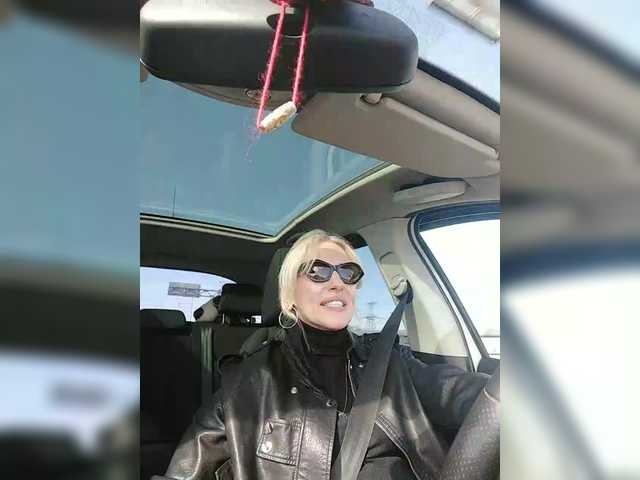 White00Pearl's BongaCams show and profile