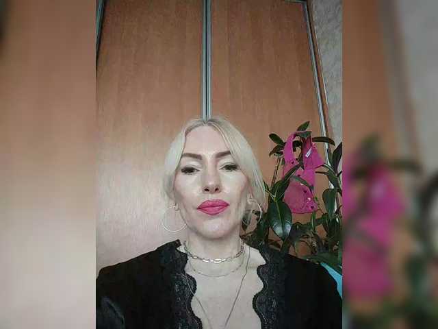 White00Pearl's BongaCams show and profile