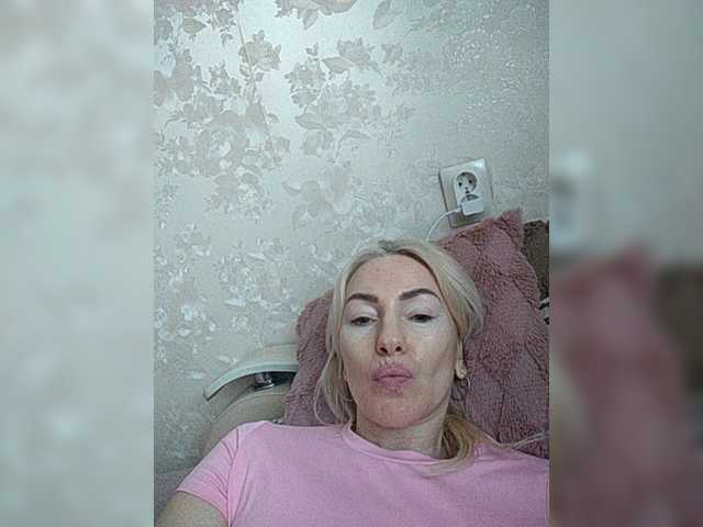 White00Pearl's BongaCams show and profile