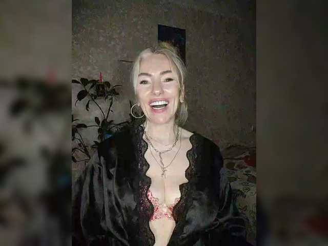 White00Pearl's BongaCams show and profile