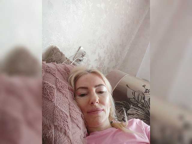 White00Pearl's BongaCams show and profile