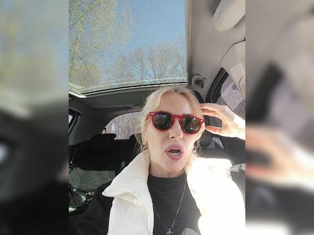 White00Pearl's BongaCams show and profile