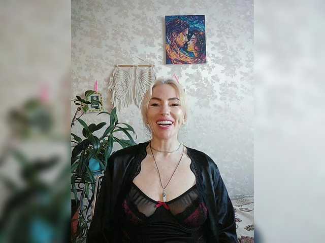 White00Pearl's BongaCams show and profile