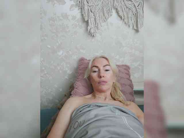 Este modelo está ao vivo agora. White00Pearl