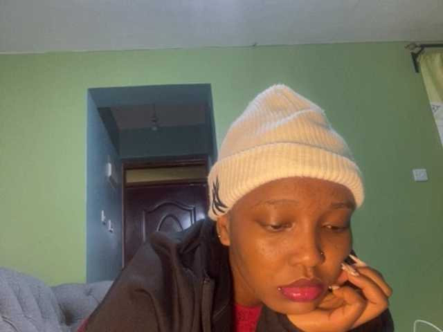 le modèle cadie1321 est en webcam porno dans un show sur le site bongacams, il possède les tags suivants: Ebony,Brunette,Trimmed