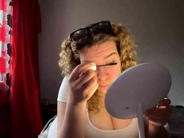 ToyaDerringer webcam