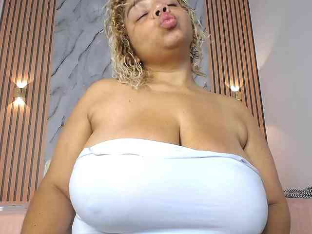 caisebigtits webcam