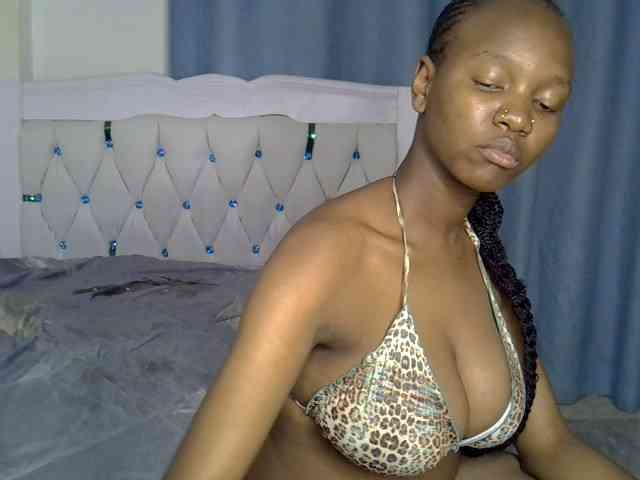 Pinkylunaa webcam