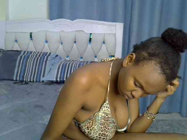 Pinkylunaa webcam