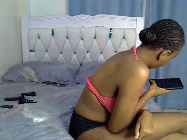 Pinkylunaa webcam