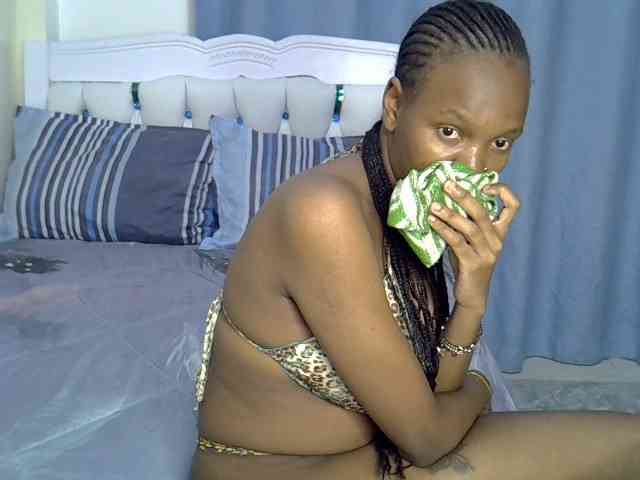 Pinkylunaa webcam