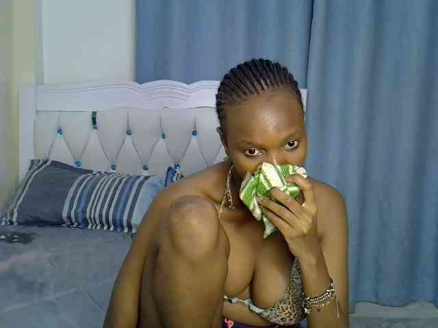 Pinkylunaa webcam