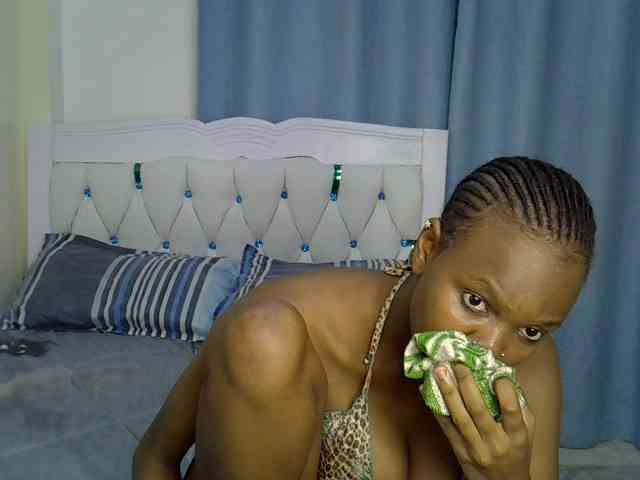 Pinkylunaa webcam