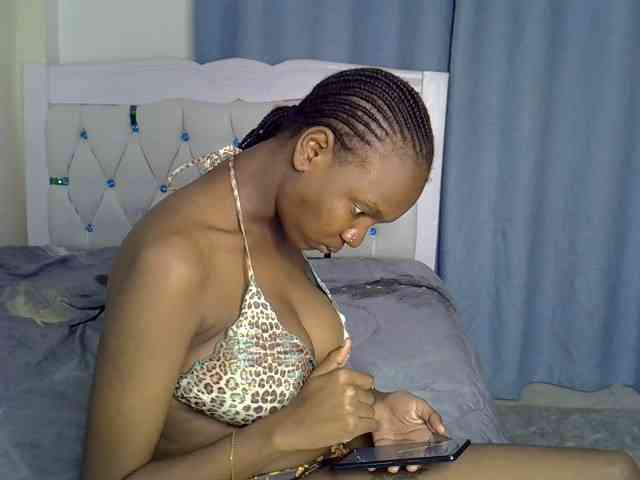 Pinkylunaa webcam