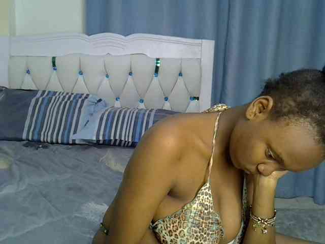 Pinkylunaa webcam