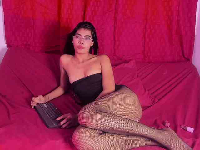 Monica-04 webcam