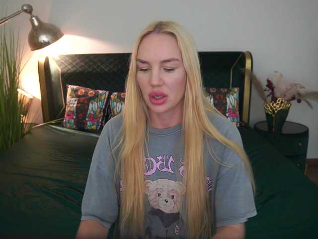 SavageKisses Nude Live Sex Shows