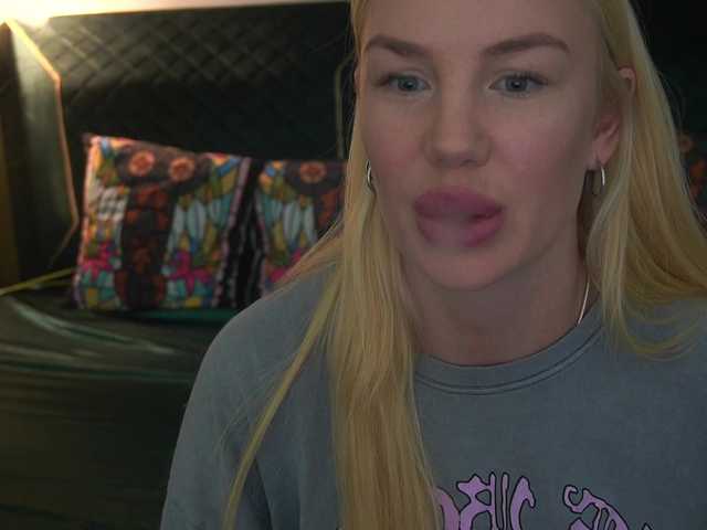 SavageKisses live cam