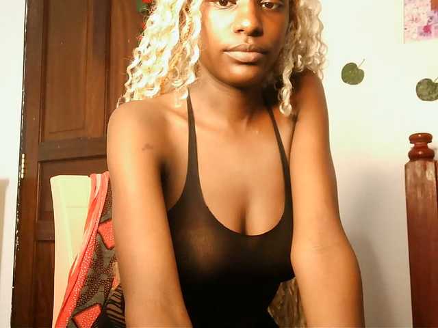le modèle VelvetDesire est en webcam porno dans un show sur le site bongacams, il possède les tags suivants: Ebony,Blonde,Shaved