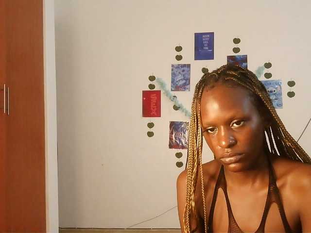 le modèle VelvetDesire est en webcam porno dans un show sur le site bongacams, il possède les tags suivants: Ebony,Redhead,Shaved