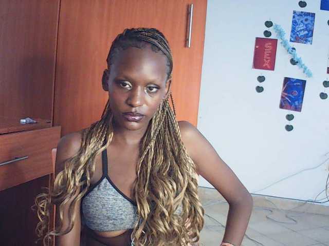 le modèle VelvetDesire est en webcam porno dans un show sur le site bongacams, il possède les tags suivants: Ebony,Brunette,Shaved