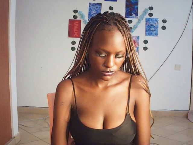 le modèle VelvetDesire est en webcam porno dans un show sur le site bongacams, il possède les tags suivants: Ebony,Brunette,Shaved
