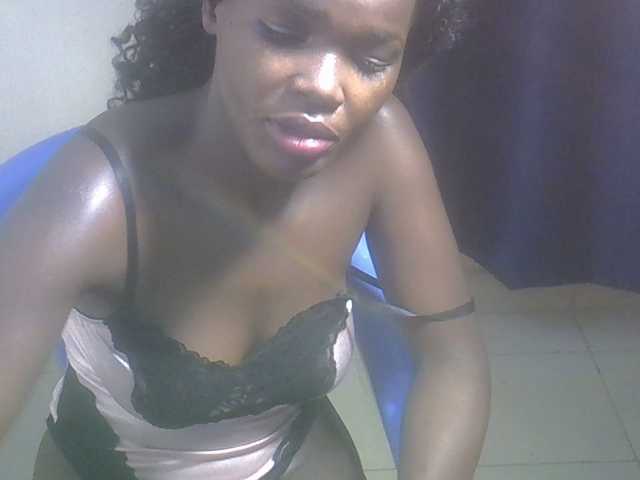 le modèle Blacklizy4 est en webcam porno dans un show sur le site bongacams, il possède les tags suivants: Ebony,Brunette,Trimmed