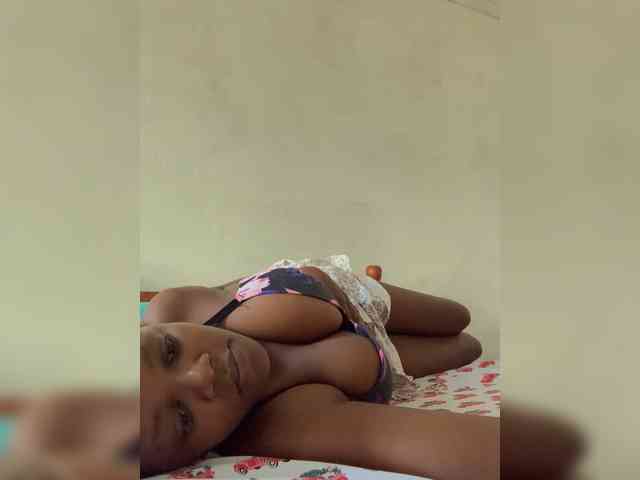 Ellabellaa webcam