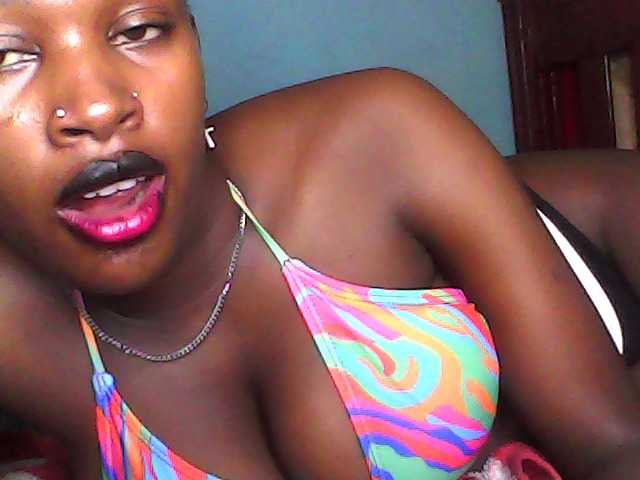 le modèle Sexyfantacy est en webcam porno dans un show sur le site bongacams, il possède les tags suivants: Ebony,Brunette,Shaved