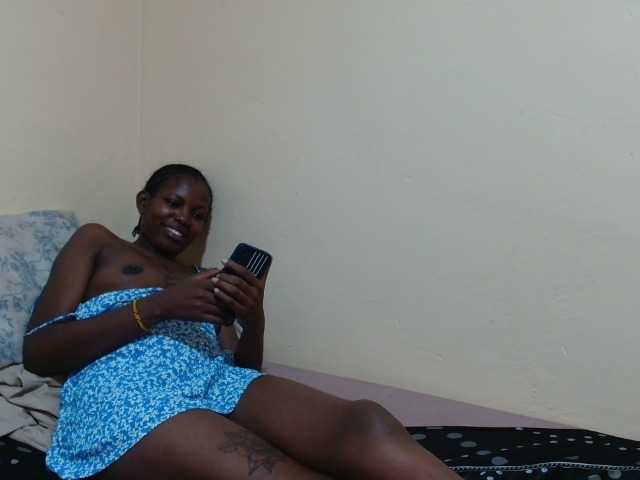 le modèle Petitebunni est en webcam porno dans un show sur le site bongacams, il possède les tags suivants: Ebony,Brunette,Hairy