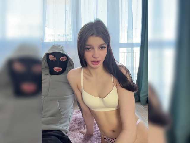  Shottup-and-Max chat room