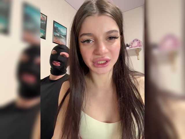  Shottup-and-Max chat room