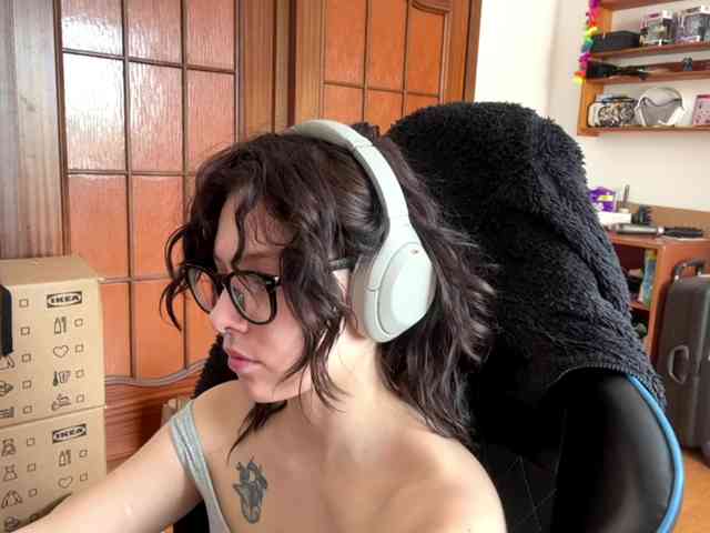 PlushPoutX webcam