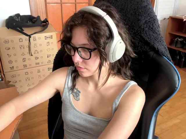 PlushPoutX webcam