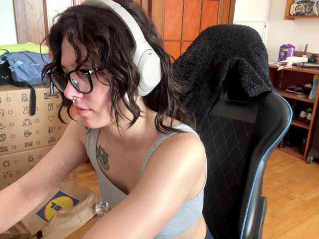 PlushPoutX webcam