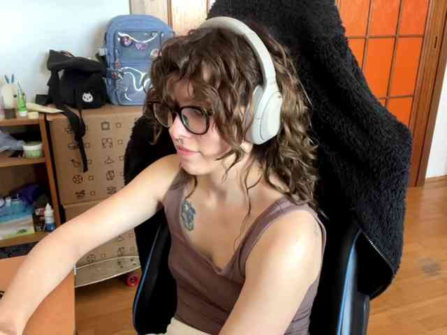 PlushPoutX webcam