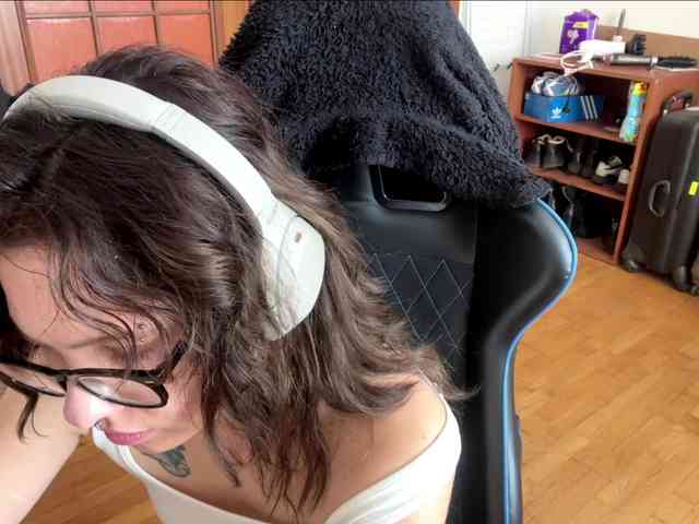 PlushPoutX webcam
