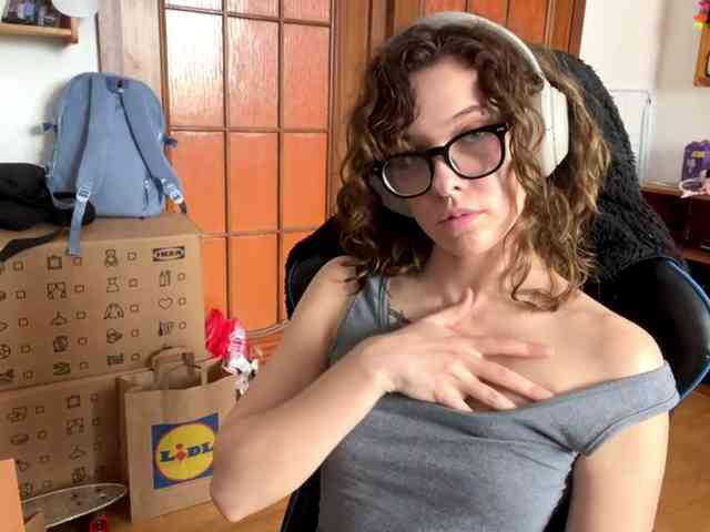 Este modelo está en vivo ahora. PlushPoutX