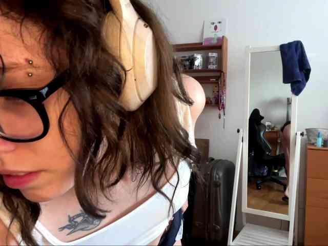 PlushPoutX webcam