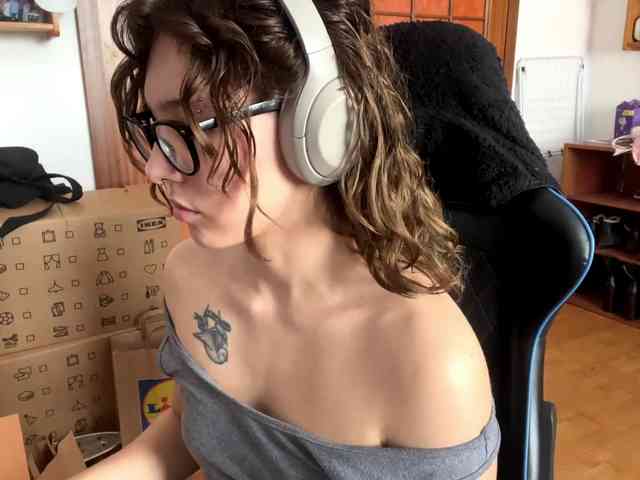 PlushPoutX webcam