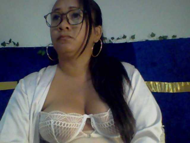 le modèle Myrahsexy est en webcam porno dans un show sur le site bongacams, il possède les tags suivants: Ebony,Brunette,Hairy
