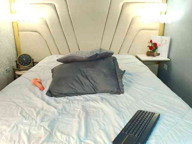 ThaisCeleste webcam