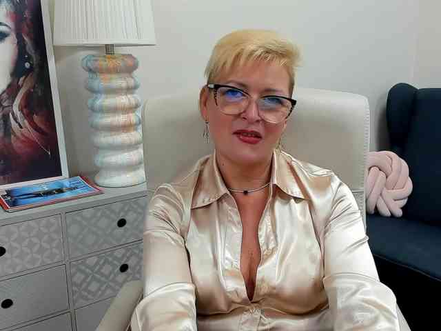 LunaFantasy webcam