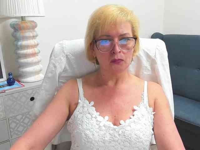 LunaFantasy webcam