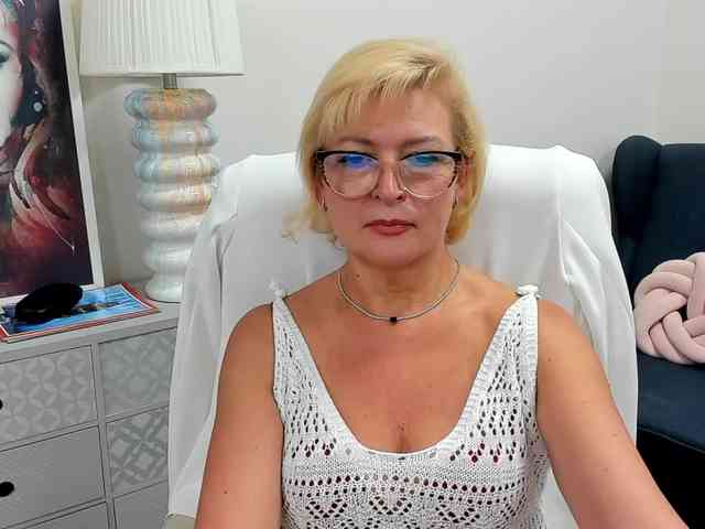 LunaFantasy webcam