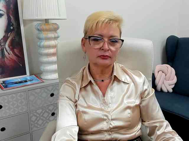 LunaFantasy webcam