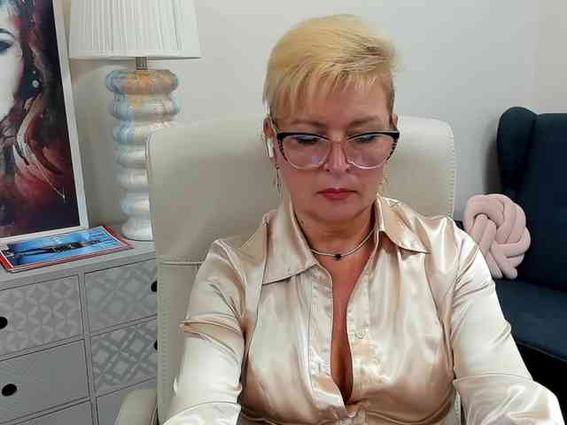 LunaFantasy webcam