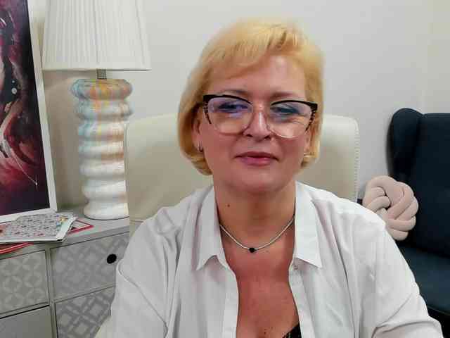 LunaFantasy webcam